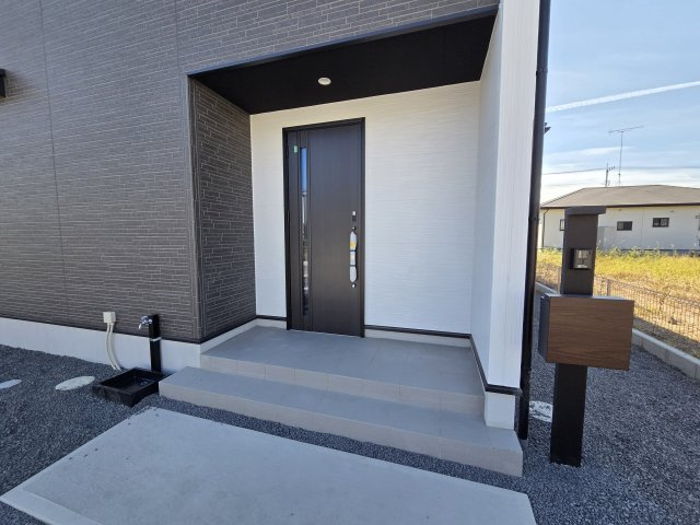 新築　太田市岩松町2期　1号棟　GRAFAREの玄関|現地写真　TVモニター付きドアホンはポストと一体型！