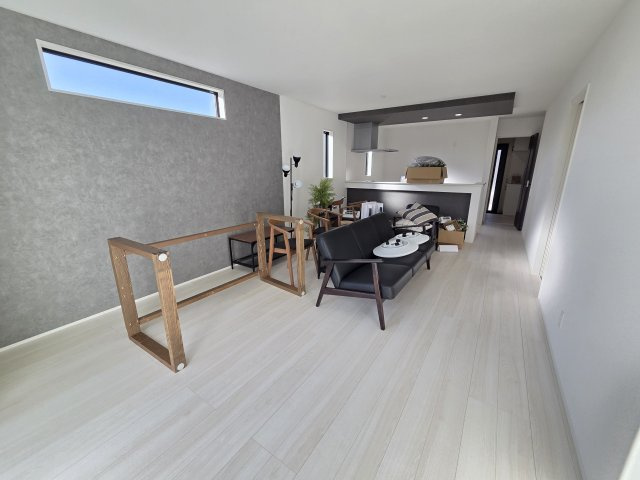 新築　太田市岩松町2期　1号棟　GRAFAREの居間・リビング|現地写真　対面式のキッチンなので、家事をしながらご家族とのコミュニケーションが取れるのが嬉しいですね！