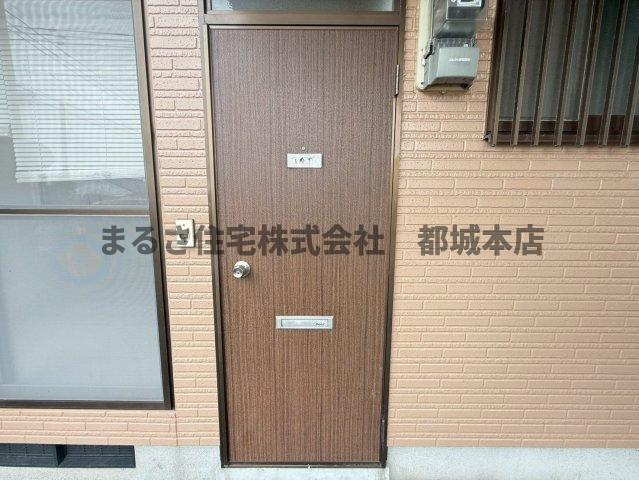 鷹コーポの玄関