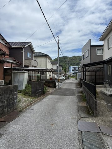 「解体更地渡し」高知市大谷公園町　売地の前面道路含む現地写真|住宅街の一角で静かに暮らせそうな環境です。