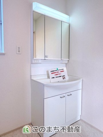 ハートフルタウン宇都宮市松原2丁目1825番の洗面所|同社施工物件の写真です。※建具やフローリング、その他仕様が違う場合がございます。シャンプードレッサーで朝の身支度♪伸びるホースでお掃除も簡単清潔です！