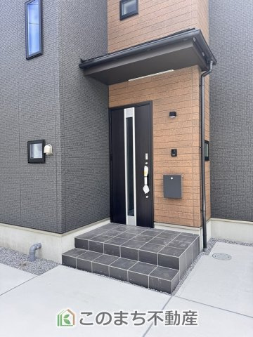 ハートフルタウン宇都宮市松原2丁目1825番の玄関|スタイリッシュな玄関スペース