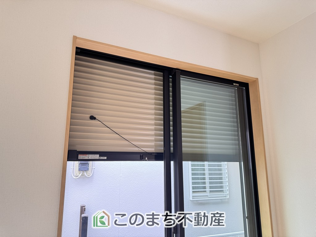 ハートフルタウン宇都宮市松原2丁目1825番の設備|1階掃出し窓はシャッター雨戸で防犯性アップ♪