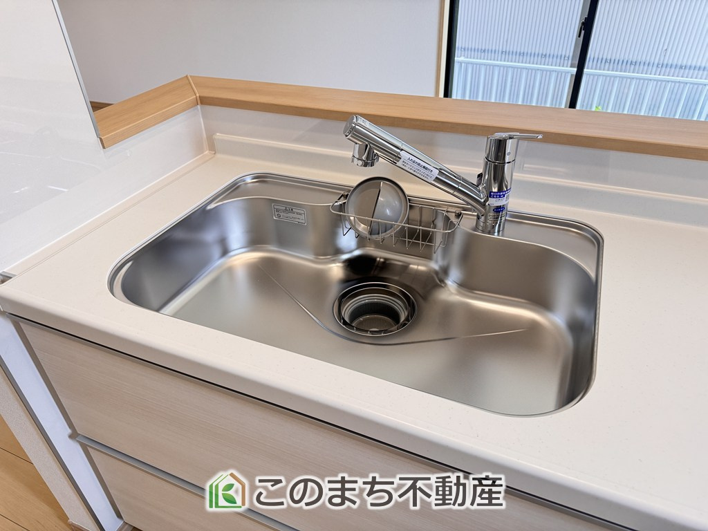 ハートフルタウン宇都宮市松原2丁目1825番のキッチン|ビルトイン型浄水器を内蔵したキッチン水栓。お米を研いだり、野菜を洗ったりするときなど用途に応じてワンタッチで浄水に切り替えが可能です。カートリッジ式なので、フィルターを簡単に交換する事が出来ます。