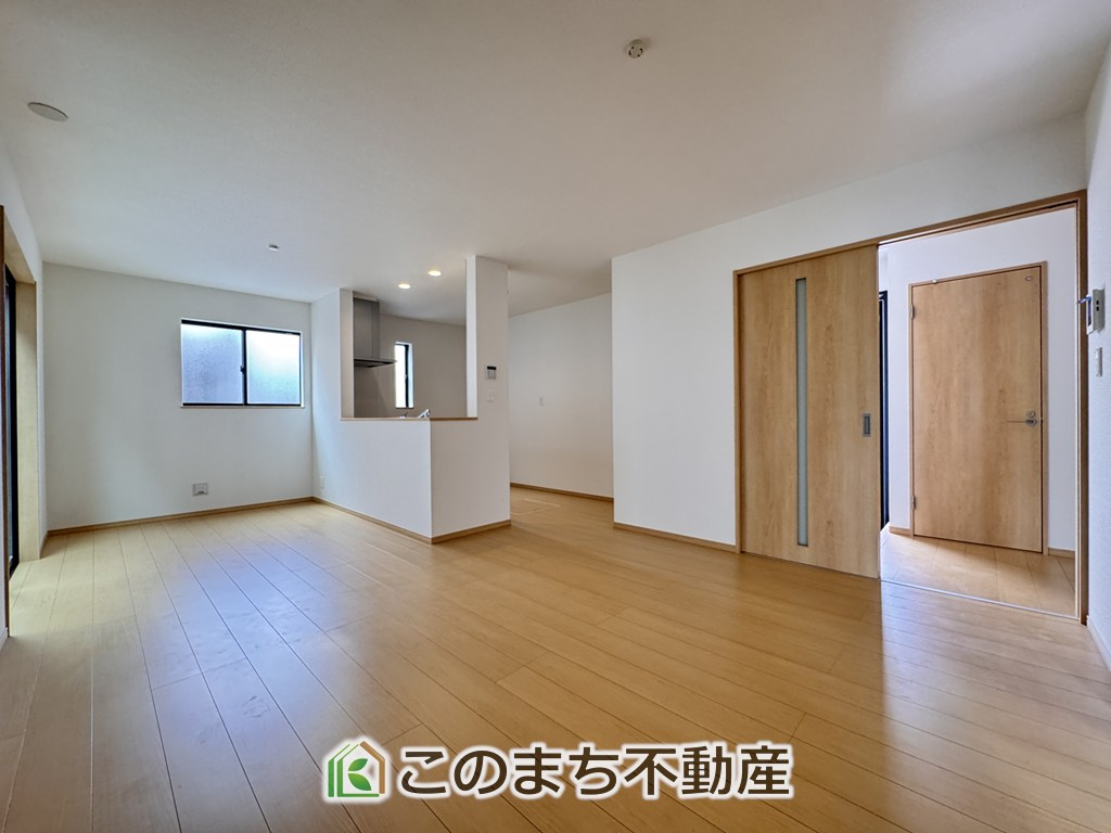 ハートフルタウン宇都宮市松原2丁目1825番の居間・リビング|開放感のある広々としたリビング☆家族みんなでゆったりくつろげます♪
南側から暖かな日差しが差し込みます♪キッチンからリビングの様子がよく見渡せます☆
