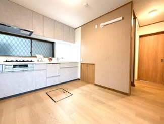 【居間・リビング】 | 西宮市新甲陽町　中古戸建 | 2026年6月リフォーム済の綺麗な住まい。北西・南西角地のため陽当たり・通風良好♪