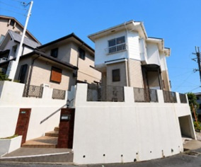 【外観】 | 西宮市新甲陽園町　中古戸建 | 前面道路幅13.9ｍ×7.3ｍ、お車の台入れもラクラク