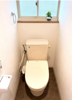 【トイレ】 | 西宮市新甲陽町　中古戸建 | トイレには快適な温水洗浄便座付き