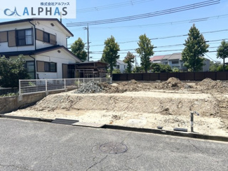 【外観】 | 神戸市西区春日台二丁目　新築戸建 | ■ゆとりのある駐車スペース♪
■ 並列2台駐車可能♪※車種による
※建築工事中♪