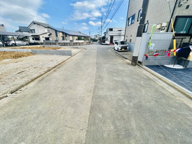 グラファーレ成田市吾妻１丁目８期の前面道路含む現地写真