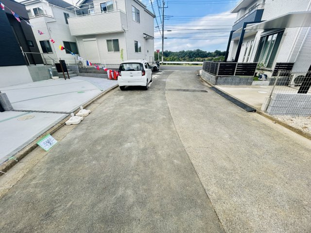 グラファーレ成田市吾妻１丁目８期の前面道路含む現地写真