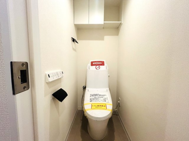 全ての居室にウォークインクローゼット付き◎お荷物多めファミリーにはもってこい♪な『コスモ三ツ沢ガーデン山』リノベーションのトイレ|落ち着いたトイレです