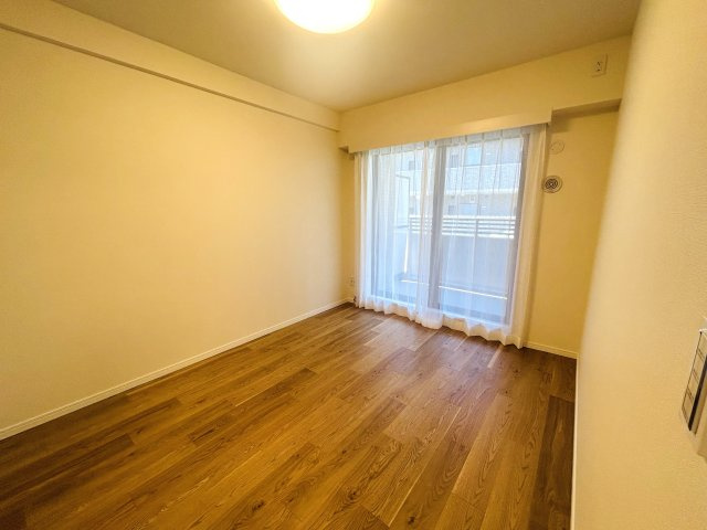 全ての居室にウォークインクローゼット付き◎お荷物多めファミリーにはもってこい♪な『コスモ三ツ沢ガーデン山』リノベーションの洋室|スタンダードな洋室です