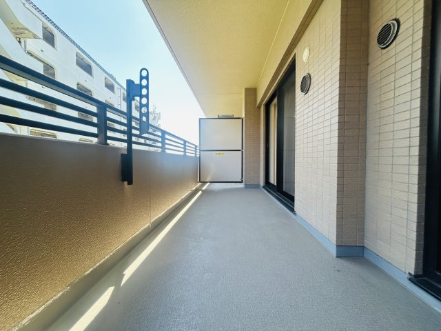 全ての居室にウォークインクローゼット付き◎お荷物多めファミリーにはもってこい♪な『コスモ三ツ沢ガーデン山』リノベーションのバルコニー|落ち着いた時間を過ごせるバルコニーです