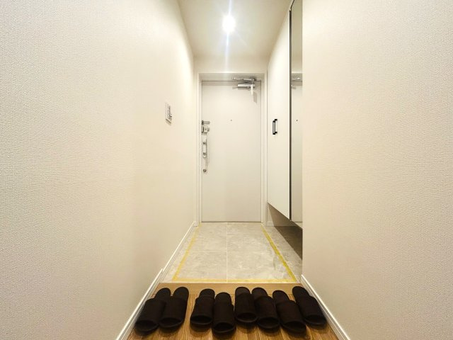 全ての居室にウォークインクローゼット付き◎お荷物多めファミリーにはもってこい♪な『コスモ三ツ沢ガーデン山』リノベーションの玄関|毎日通る玄関はこちらです