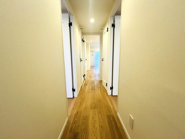 全ての居室にウォークインクローゼット付き◎お荷物多めファミリーにはもってこい♪な『コスモ三ツ沢ガーデン山』リノベーションの玄関|明るい玄関です