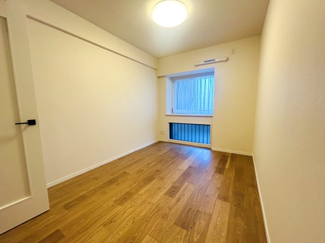 全ての居室にウォークインクローゼット付き◎お荷物多めファミリーにはもってこい♪な『コスモ三ツ沢ガーデン山』リノベーションの洋室|ゆったりした洋室です