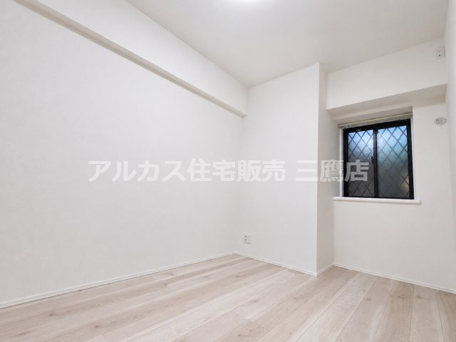 ベルジュール三鷹の洋室|凹凸のある壁面を活かした洋室。窓付きで、家具配置を考えやすい空間です。