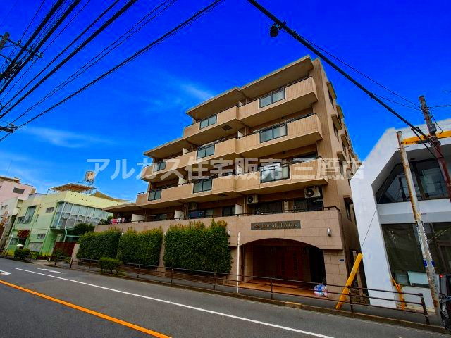 ベルジュール三鷹のその他|通りに面して建つマンション。植栽を配したエントランスまわりが整った印象です。