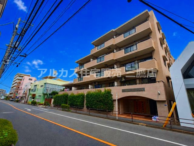 ベルジュール三鷹のその他|バルコニーが水平に連なる端正な外観。建物全体のデザインを確認できる一枚です。
