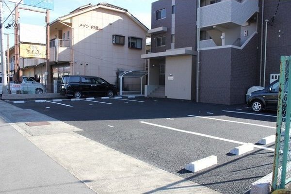 ヴィガラスコートの駐車場