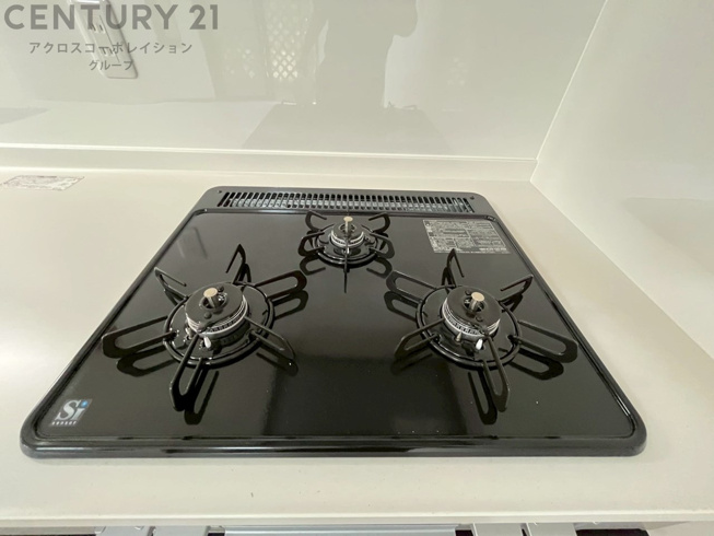 多数の調理器具を同時に使用でき、料理の効率化が可能。省エネで節約になり、様々な料理スタイルに適応できます。また、火力調整が独立しており、手入れや掃除もしやすく、今よりもっとお料理が楽しくなるかも。