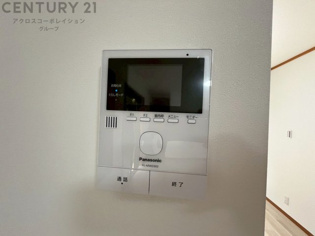 訪問者が来たときにテレビ画面で確認できるため、安心してドアを開けられます。録画機能があるものもあり、留守中に来訪者を記録しておくことができます。利便性が高く、セキュリティ面でも安心です。