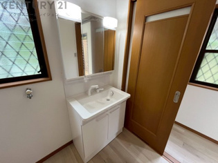 化粧品や洗顔料、歯ブラシなどの必需品をまとめて置ける収納スペースがあり、使用するたびに取り出す手間が省けます。また、水回りのため、濡れても大丈夫な素材が使用されており、お手入れが簡単です。