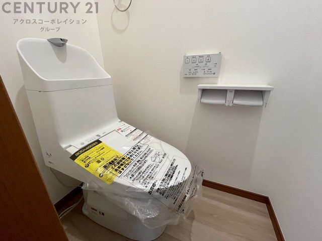 温水洗浄便座付トイレは温水洗浄機能により、暖かい水でおしりを洗浄することができ、冷たい水を使う従来の便座に比べ、温水洗浄機能で暖かいトイレを提供し、快適な使用を可能にします。