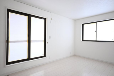 【洋室】 | 太田市由良町　中古戸建住宅 | バルコニー付きの居室は窓も大きく明るいお部屋です♪