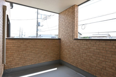 【バルコニー】 | 太田市由良町　中古戸建住宅 | 屋根付きのバルコニーは急な雨でも安心です◎