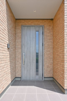 【玄関】 | 太田市由良町　中古戸建住宅 | お洒落なデザインの玄関が家族を迎え入れてくれます♪