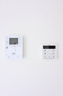 【設備】 | 太田市由良町　中古戸建住宅 | TVモニター付きインターフォンと給湯器リモコンです。