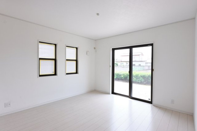 【居間・リビング】 | 太田市由良町　中古戸建住宅 | 二面採光で明るいリビングは家族の憩いの場になりますね♪