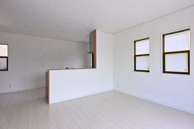 【居間・リビング】 | 太田市由良町　中古戸建住宅 | 対面キッチンが家族としっかりコミュニケーションが取れます♪