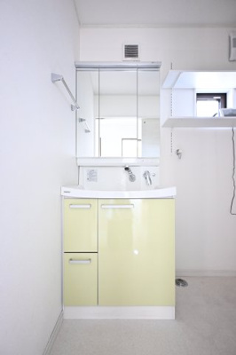 【独立洗面台】 | 太田市由良町　中古戸建住宅 | 独立洗面台は三面鏡で使いやすく収納もたっぷり♪