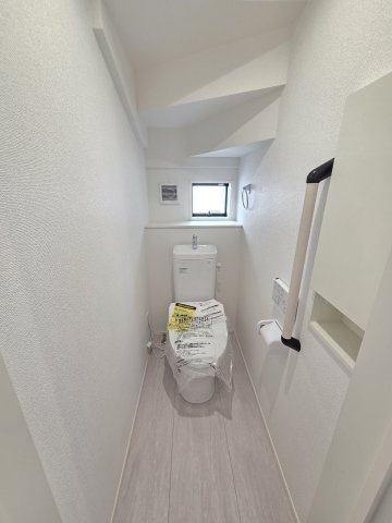 新築　太田市岩松町2期　2号棟　GRAFAREのトイレ|現地写真　トイレは洗浄機能付きです！壁面収納も嬉しいですね♪
