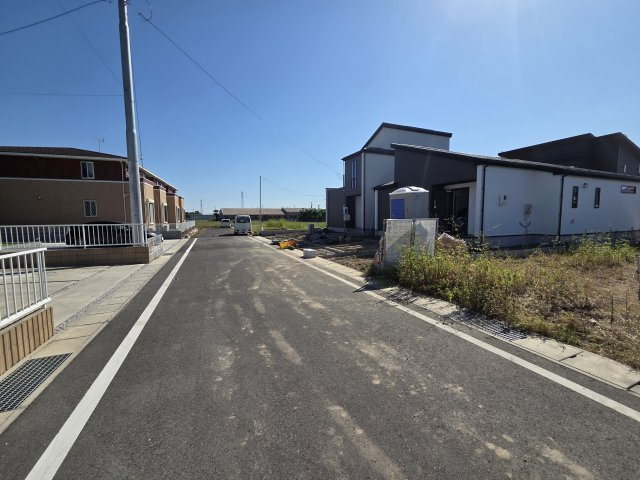 新築　太田市岩松町2期　2号棟　GRAFAREの前面道路含む現地写真|現地写真　北側前面道路幅員約6ｍ
