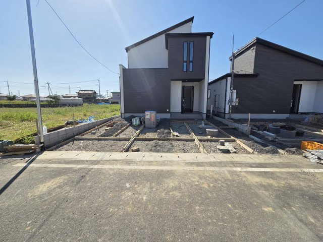 新築　太田市岩松町2期　2号棟　GRAFAREの駐車場|現地写真　駐車は建物北側に並列3台可能です！