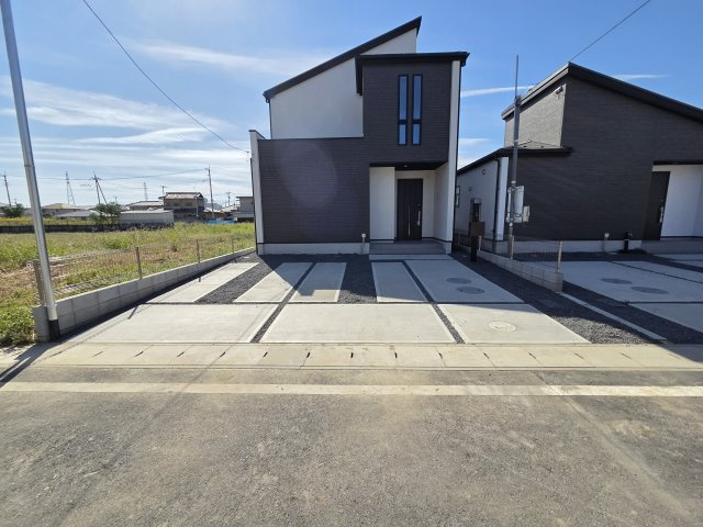 新築　太田市岩松町2期　2号棟　GRAFAREの駐車場|現地写真　駐車は建物北側に並列3台可能です！