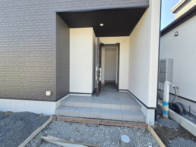 新築　太田市岩松町2期　2号棟　GRAFAREの玄関|現地写真　TVモニタードアホン付きなので防犯面も安心です！