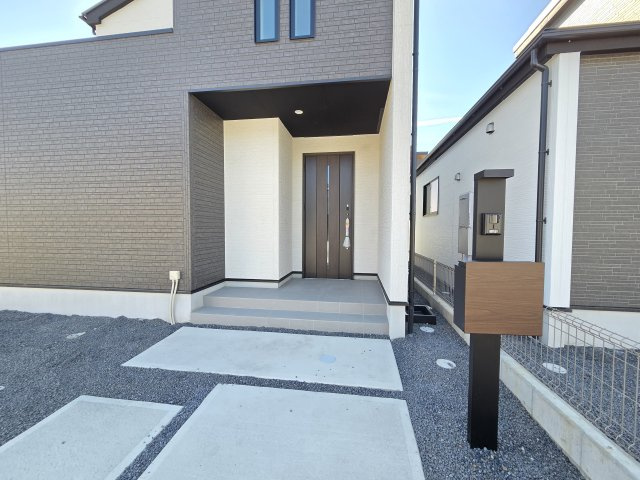 新築　太田市岩松町2期　2号棟　GRAFAREの玄関|現地写真　TVモニタードアホン付きなので防犯面も安心です！