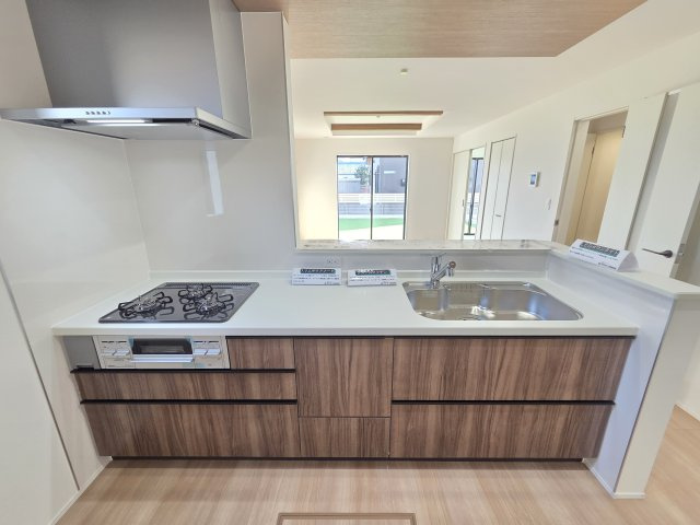 新築　太田市岩松町2期　2号棟　GRAFAREのキッチン|現地写真　2550ｍｍサイズのキッチンは作業スペースが広く使いやすいです！シンクも広々で洗い物も楽々♪