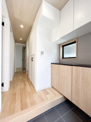 【玄関】 | 【仲介手数料２７０万円が無料】■新築未入居■認定低炭素住宅■イグニチャーソーラー■制震ダンパー | 諸費用２７０万円ＯＦＦ！
決算キャンペーン中！
家計応援サービスの限界に挑戦中！
■新築未入居
■認定低炭素住宅
■東京ガスイグニチャーソーラーパネル
■制震ダンパー
■内覧可能