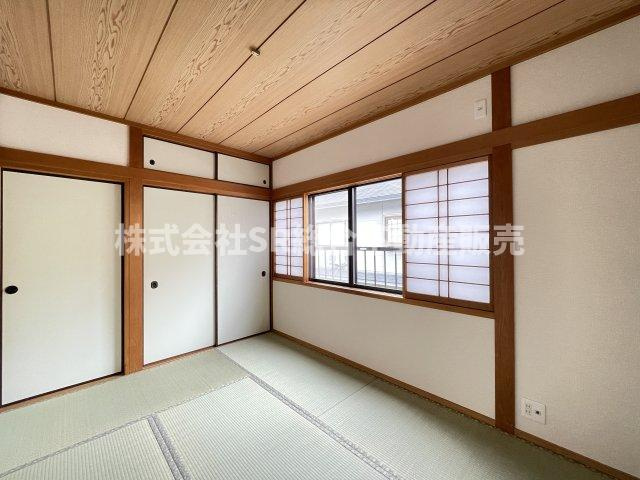東鴻池町4丁目中古戸建の和室|2F　8.0帖。リビングへの動線も良く使い勝手が良いです！