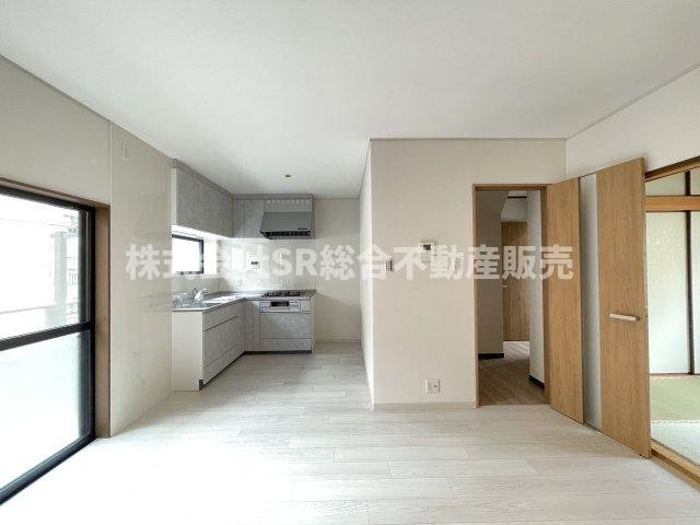 東鴻池町4丁目中古戸建の居間・リビング|バルコニーから明るい光が入ってくるリビングスペースです！