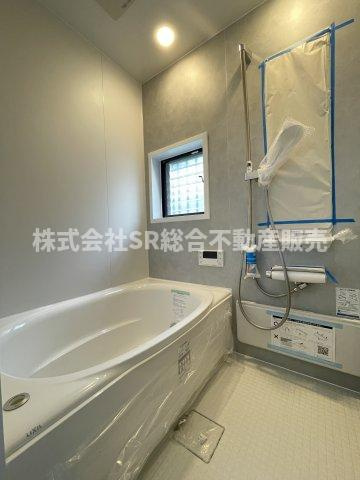 東鴻池町4丁目中古戸建の浴室|足を伸ばしてゆったりくつろげる浴室です！