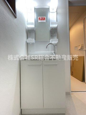 東鴻池町4丁目中古戸建の独立洗面台|洗面台も新調されており、朝の身支度に便利です！