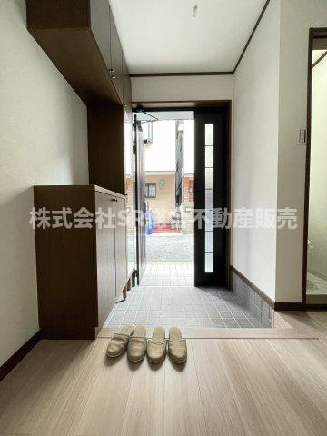 東鴻池町4丁目中古戸建の玄関|玄関にはシューズボックスもございます！