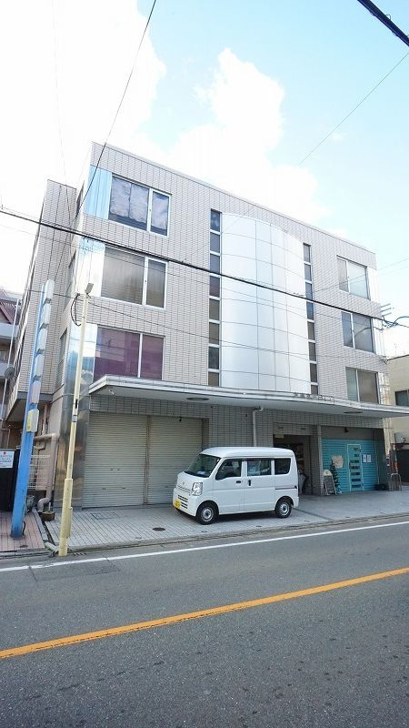 友泉丸一ビルのエントランス